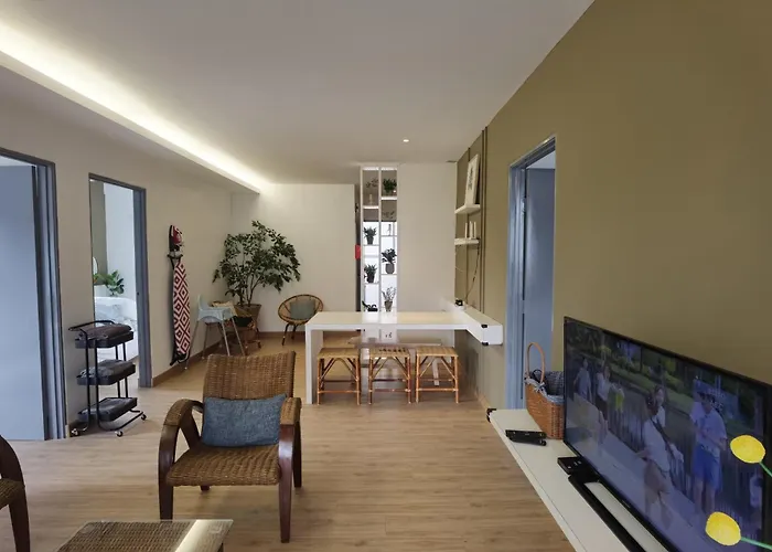 Emerald Avenue Cozy 3R3B Apartment 830