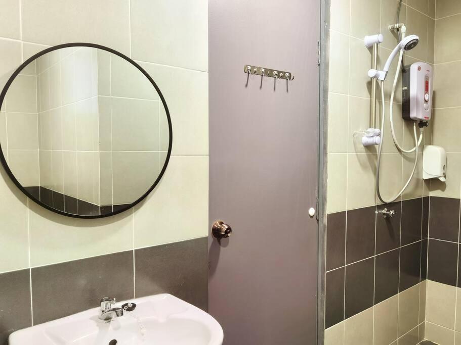 Emerald Avenue Cozy 3r3b 830 Apartment *
